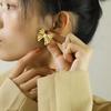 Europa y Estados Unidos temperamento minoritario transfronterizo aretes de lazo moda femenina comodín alto sentido oro de 18k acero de titanio aretes al por mayor