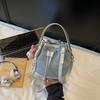 Bolsas Pequenas Populares de Verão Transfronteiriças para Mulheres 2025 Novo Estilo Bolsa Transversal Versátil Bolsa Balde Portátil de Alta Qualidade