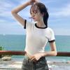 Camiseta de Manga Curta para Mulheres, Novo Estilo Verão 2025, Curta Versão Coreana, Estilo Estudantil Trendy, Ajuste Slim, Top Cropped para Estudantes