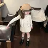 Outono 2026 nova coleção de roupa feminina estilo coreano: cardigã de tricô infantil moderno e estiloso com bordado de letras e saia de manga curta