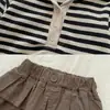Traje de Otoño para Niña 2026 Nuevo Estilo Top Rayado de Manga Larga Color Café Pantalón con Peto Conjunto de Dos Piezas Estilo Coreano
