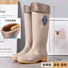 Botas de lluvia de caña alta de moda para invierno, zapatos impermeables engrosados para mujer, botas cortas resistentes al desgaste y forradas de felpa