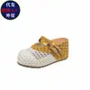 Mules de punta abierta para mujer para uso en exteriores, nuevo estilo de verano 2026, zapatos de una sola pieza tejidos con diseño calado, suelas gruesas y aumento de altura interno, sandalias estilo Birkenstock