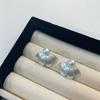 Pendientes de estilo nacional con forma de pétalo de Soma de perla de agua dulce natural nacional, pendientes femeninos de nicho de alto grado con temperamento de plata cepillada