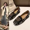 Sapatos Rasos Quadrados Color Block 2025 com Salto Baixo, Moda Xadrez, Sapatos Versáteis Estilo Retrô de Hong Kong com Fivela de Metal e Strass para Mulheres