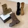 Botas de Invierno Otoño 2026 para Mujer con Suela Gruesa, Botines de Gamuza Estilo Británico, Botas de Motocicleta Versátiles que Aumentan la Altura, Modernas