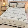 Cobertor de Cama de Lã de Leite Espessado Conjunto de Três Peças Outono e Inverno Estilo Renda Quente Lençol Antiderrapante Capa de Colchão Capa Kang Atacado