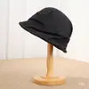 Sombrero de pescador vintage de estilo japonés con pliegues, de nicho, de alta gama para mujer, adecuado para primavera y otoño, con un ala pequeña para protección solar y un efecto adelgazante para la cara