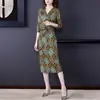 Vestido de Alta Qualidade para Outono, Elástico, Justo ao Corpo, Sexy, que Molda o Quadril, Decote em V, Acinturado, Mangas Três Quartos, Vestido de Comprimento Médio para Mulheres de Meia-Idade