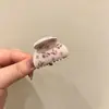 Elegante y minimalista pinza pequeña de tiburón color café para mujer, perfecta para peinar cabello corto, con un diseño de perla redonda de alta calidad, creando un look dulce y encantador