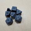 El traje de dados negro sin color se puede procesar como DIY y colorear dados digitales para Dungeons And Dungeons