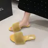 Nuevas pantuflas de estilo francés, etéreas, de punta abierta, gamuza, tacón grueso, peludas - una opción sexy y versátil para que las mujeres las usen al aire libre