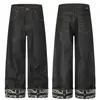 Jeans wide leg retro americano com rebites para mulheres, apresentando rebites metálicos nos bolsos traseiros, barras dobradas e estampa de bandeira, em um estilo de perna reta, comprimento total.