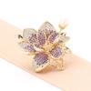Atmósfera elegante microincrustación de circonita degradado azul morado broche de flor de loto pin de flor de perla de agua dulce de alta calidad