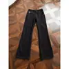 Estilo de alta costura americano, mezclilla blanca lavada, bordado de cuatro rayas de ancho estrecho, especialmente diseñado con un ligero corte acampanado para alargar las piernas, versátil para el uso diario y para ir al trabajo.