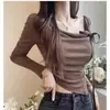 Moda Dongdaemun Coreana para Mujeres: Un Conjunto Imprescindible~ Camiseta Asimétrica Sexy de Manga Larga con Hombros Descubiertos y Lazo + Combinación de Pantalón Falda