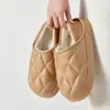 Chinelos de inverno femininos de algodão com forro de pelúcia, calcanhar fechado, confortáveis para uso doméstico, chinelos de pelúcia para ambientes internos para casais, chinelos de algodão quentes de inverno para homens
