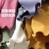 Top base de manga larga de alta gama para mujer, otoño e invierno, elástico, con estilo relajado, caracterizado por un dobladillo con volantes y una textura suave y afelpada.