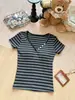 5256 # Camiseta justa de manga curta listrada com decote V e botões falsos, estilo doce e ousado, modeladora, com ombreiras e bojo