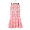 Conjunto de top de impresión compuesta estilo francés de verano con cuello en V y volantes, mangas de campana florales + minifalda ajustada