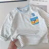 Camiseta de manga longa listrada azul para meninos, novo estilo outono, top infantil de gola redonda com bolsos, moderno e estiloso