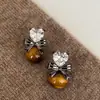 Serie Color Café Zirconia de Aguja Plateada Pendientes de Botón Rectangulares Fruncidos para Mujer Joyería de Oreja Versátil de Lujo Ligero de Alta Gama Retro