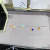 Pulseira Fina de Flor em V com Trevo de Quatro Folhas Banhada a Ouro com Cinco Flores, Espessamente Banhada a Ouro 18K, Trevo de Quatro Folhas Natural de Madrepérola Branca Pulseira da Sorte