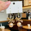 Brincos de Pérola Cor Champagne com Laço Vazado Totalmente Cravejados de Diamante Estilo de Luxo Leve Design de Nicho Brincos de Alta Qualidade Venda por Atacado