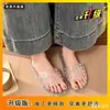 Pantuflas de gelatina cristalina de moda para mujer, con diseño hueco, drenaje completo, adecuadas para el baño, antideslizantes, de secado rápido y estilo de una tira negra.
