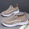 Novos Sapatos Casuais Femininos Confortáveis de Calçar na Primavera e Outono, Antiderrapantes, Respiráveis, com Solado Plano, Versáteis para Mães de Meia-Idade e Idosas