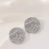 Pendientes redondos texturizados geométricos simples y exquisitos de moda transfronteriza europea y americana con un diseño versátil de lujo ligero de alta gama