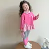 Traje de cuadros con estampado de hongos estilo coreano para niñas, nuevo conjunto de dos piezas de moda primavera y otoño 2026 para niñas pequeñas con estilo