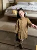 Chegada Nova Outono 2026 Estilo Coreano Roupas Infantis Meninas Estilo Academia Britânica Bainha Plissada Gola Alta Jaqueta Corta-vento