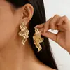 Joias Transfronteiriças Europeias e Americanas Brincos Geométricos Estilosos Exagerados com Design de Textura Metálica Brincos Assimétricos Simples para Mulheres