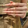 Mismo estilo que Puzuo Gold Shop, accesorios DIY de oro arenado, collar con colgante de trébol de cuatro hojas totalmente de diamantes para mujer, lujo ligero, sensación de alta gama, cadena para la clavícula