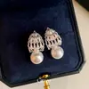 Pendientes minimalistas de estilo francés con pedrería brillante, encaje y perlas, que exudan un encanto regio y elegante, ofreciendo un toque de lujo discreto y versatilidad para mujer
