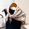 Lenço Quadrado Pequeno de 70cm Lenço de Seda Seda Elegante Estampado com Flores Lenço de Proteção para o Pescoço Lenço Profissional Versátil Lenço