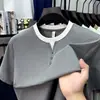 Camiseta de punto de manga corta con cuello redondo, estilo falso dos piezas, de lujo ligero para hombre, nuevo estilo de verano, juvenil y elegante, tacto de alta gama, fina, transpirable, top sencillo