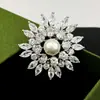 Broche Exquisito de Copo de Nieve con Microincrustaciones de Circonita de Gama Alta, Accesorio Elegante y Hermoso para Trajes y Abrigos de Mujer