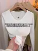 Camiseta de Manga Longa com Decote V Estilosa e Rejuvenescedora para Mulheres, Estilo Coreano Slim Fit, Camisa Básica Versátil para Usar por Baixo, Novo Top Tendência da Primavera
