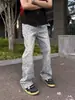 Calça jeans masculina com estampa jacquard de estrelas all-over, estilo American high street, lavada e com aspecto desgastado, corte reto clean, calça flare