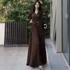 Vestido de manga larga plisado con cuello en V de color puro, temperamento elegante, tacto de alta gama, cintura ceñida, corte ajustado, dobladillo amplio, falda larga, mujer, otoño