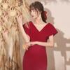 Vestido de Brindis de Novia 2026 Verano Nuevo Estilo Rojo Cuello en V Sirena Elegante Vestido de Noche para Anfitrión Banquete Vestido Largo