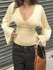 2026 Novo Top Europeu e Americano com Decote V e Manga Sino para Mulheres, Modelagem Justa, Comprimento Curto, Camisa Básica de Manga Longa para Meninas Modernas