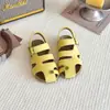 Sandalias de Punta Cerrada de Moda para Niños 2026 Verano Nuevas Estilo Coreano Sandalias Birkenstock para Niñas Zapatos de Playa de Suela Suave para Niños Modernos