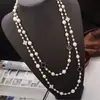 Colección Larga de Collares Superpuestos de Perlas Swarovski para Mujer, Estilo Lujo Ligero, Cadena Versátil para Suéter con un Toque de Alta Gama, Venta al por Mayor Otoño e Invierno