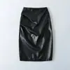 Saia Midi de Couro Plissada com Design, Novo Estilo Outono e Inverno, Cintura Alta, Ajustada ao Corpo, que Molda o Quadril, Saia com Fenda nas Costas