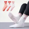 Calcetines deportivos de yoga para mujer, antideslizantes, silenciosos, de media pantorrilla con diseños de encaje, corazón, fresa, cereza para entrenamiento de fitness y ejercicios de suelo
