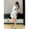 Moda coreana de nicho súper elegante 2025: conjunto de dos piezas con top sencillo y sofisticado combinado con shorts holgados..