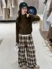 Conjunto de Moletom com Capuz Falso de Duas Peças e Calça Wide Leg Xadrez para Meninas Primavera e Outono 2026 Novo Estilo Conjunto Casual Coreano de Duas Peças para Crianças Pequenas e Grandes